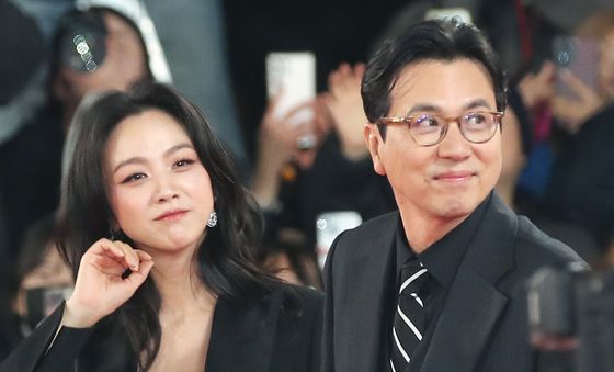 탕웨이·김태용 감독, 손 꼭 잡고 청룡영화상 나들이