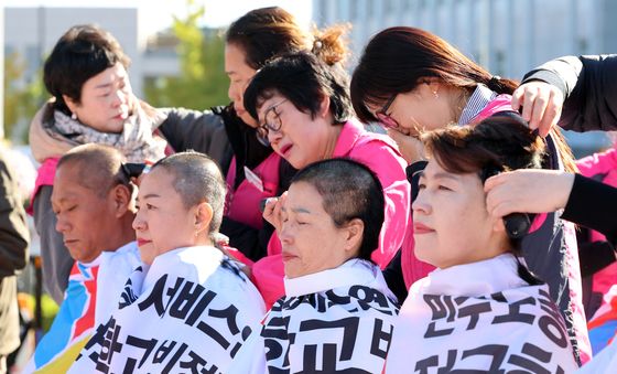 尹 정부 퇴진 촉구하며 삭발하는 학교 비정규직 노동자
