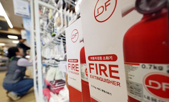 오늘부터 5인승 이상 차량에 '차량용 소화기' 비치 의무화