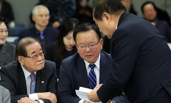 대화 나누는 이종찬·김부겸·정대철