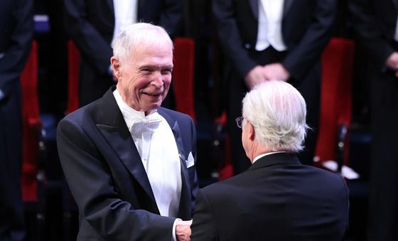 노벨 물리학상 수상하는 존 홉필드 교수