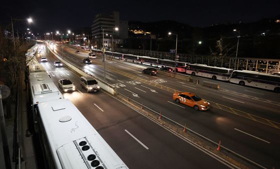 대통령실 관저 일대 에워싼 경찰 차량들