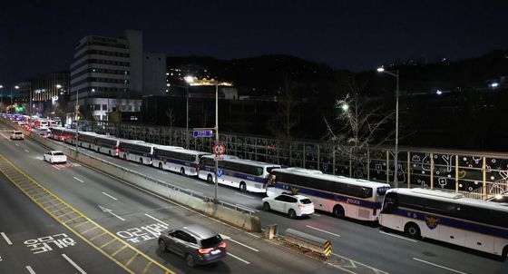 윤 대통령 관저 앞 경찰 통제
