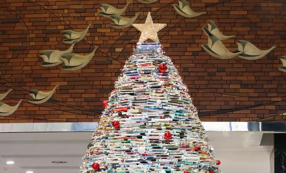 헌 책 모아 만든 성탄트리