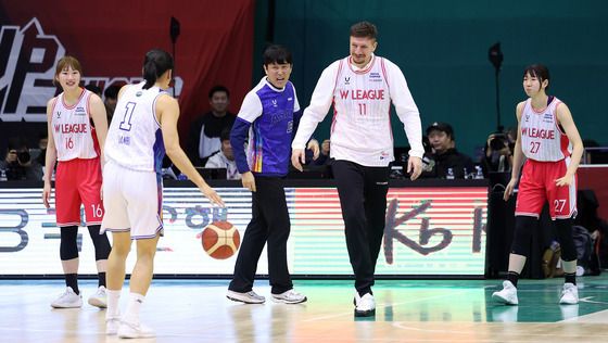 감독도 함께 경기 즐기는 한일 올스타전