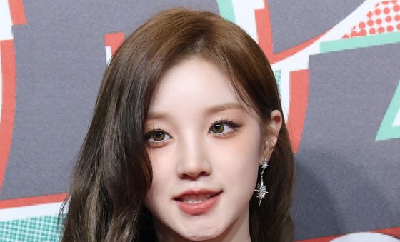 (여자)아이들 우기, 깊게 파인 가슴라인