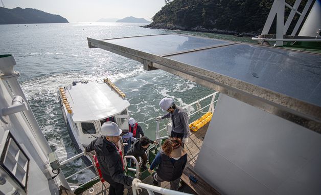 [아듀2024]병원선 '전남 511호' 탑승하는 백일도 주민들