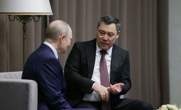 [포토] 사디르 자파로프 키르기스스탄 대통령 만나는 푸틴