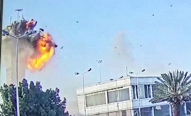 [포토] 이스라엘 포격 받아 불길 휩싸인 예멘 공항 관제탑