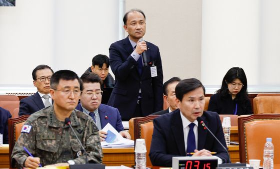 계엄 회의 질문 받는 국방부 기획관리관