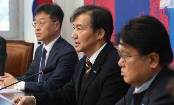 조국 "尹  긴급체포해야 할 중대 범죄 피의자".