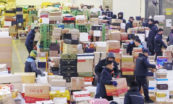 설 선물 상자 가득 쌓인 우편물류센터