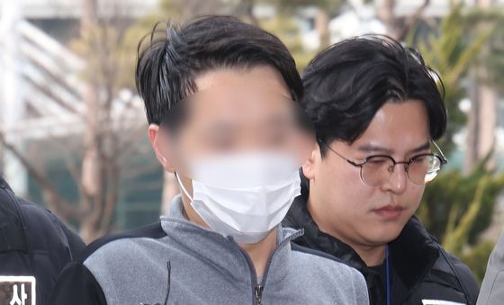 '설날 모친 살해' 피의자, 영장심사 출석