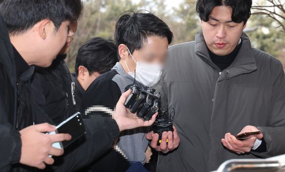 '설날 모친 살해' 피의자, 영장심사 출석