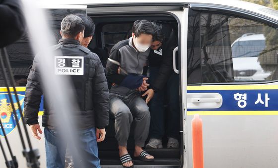 호송차에서 내리는 모친 살해 피의자