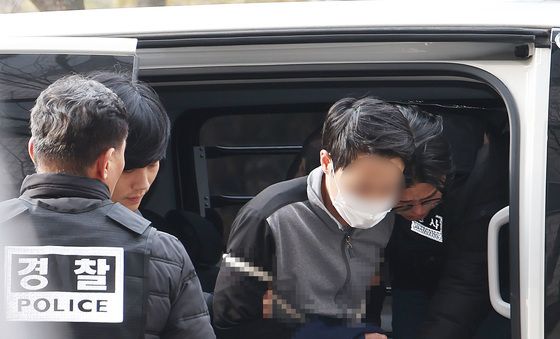 모친 살해 피의자, 슬리퍼 신은채 영장심사 출석