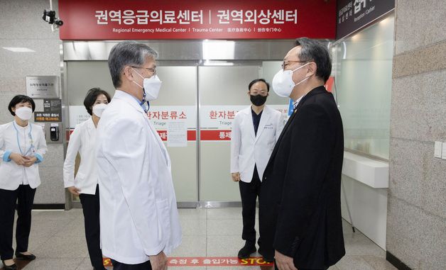 설 연휴 응급실 의료진 격려하는 박민수 2차관