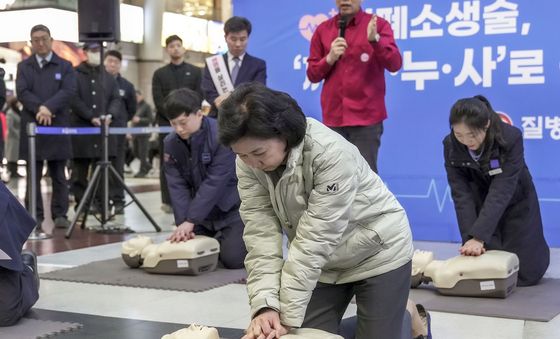 심폐소생술 실습 나선 지영미 질병관리청장
