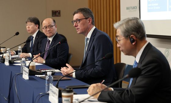 글로벌 과학리더 포럼 발언하는 패트릭 크래머 회장