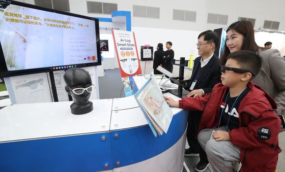 '신기한 스마트글래스' 한글 동화책 읽는 중국 어린이