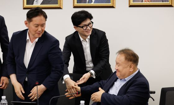 이상민 위원장과 인사하는 한동훈 대표
