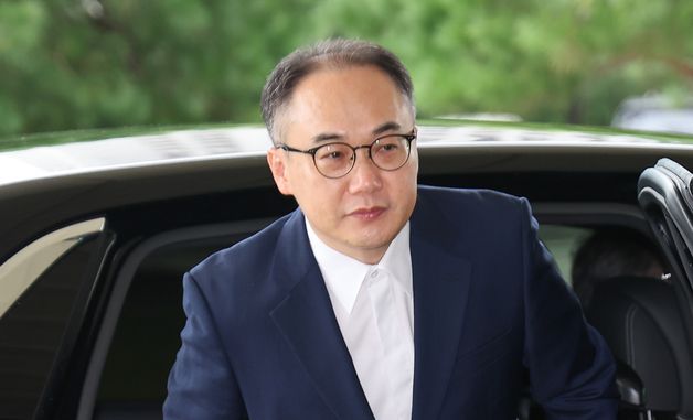 퇴임식 앞둔 이원석 검찰총장, 가방없이 출근
