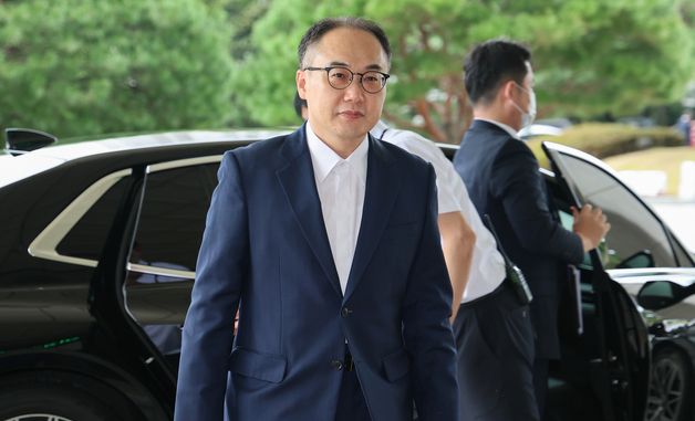 퇴임식 앞둔 이원석 검찰총장, 가방없이 출근