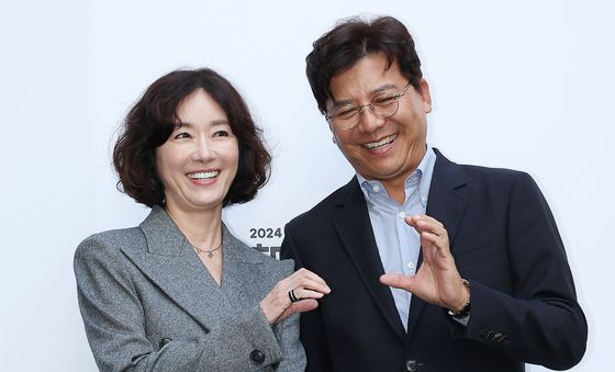 오연수·손지창 부부, 손하트는 부끄러워