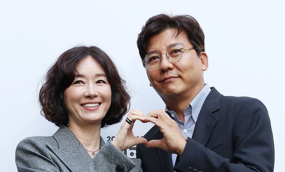 오연수·손지창 부부, 연예계 대표 잉꼬부부의 하트