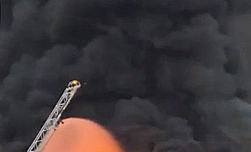 검은 연기 피어오르는 제천 상가 화재