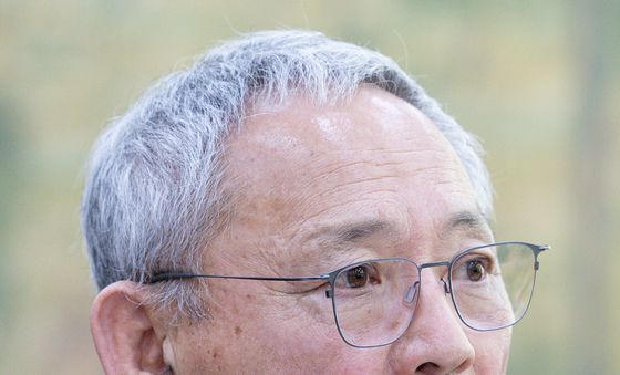 유인촌 장관 '문체위원 질의에 답변'