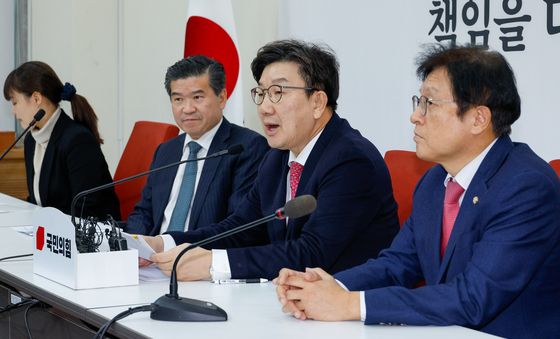 권성동 원내대표 "트럼프 美 대통령 취임식 불참"