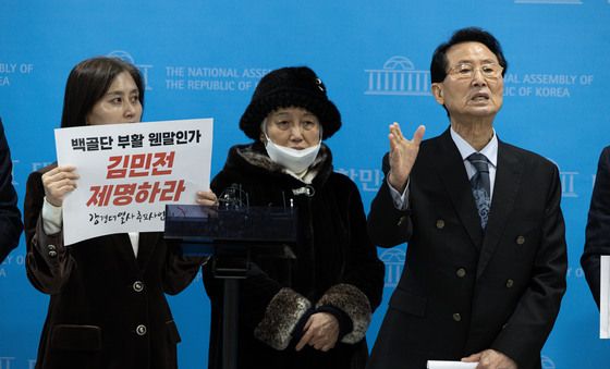 답변하는 백골단 피해자 강경대 열사의 아버지