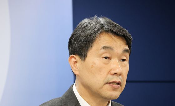 이주호 "의료계 관련 포고령, 정부 방침과 달라…유감·위로"