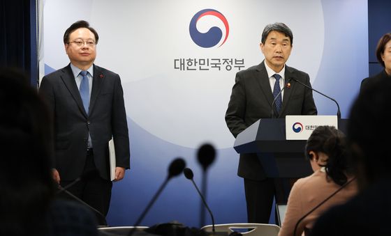 이주호 “전공의 포고령 유감…사직 전공의, 복귀땐 입영 연기”