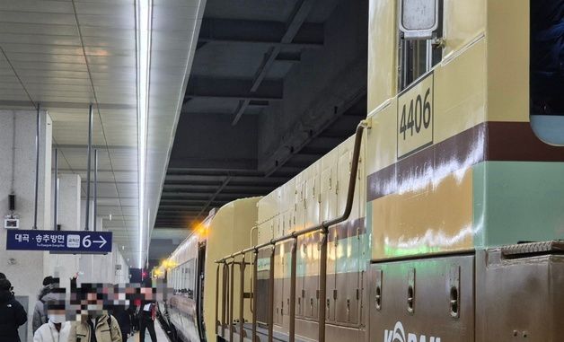 교외선 개통 첫날, 의정부역에 대기 중인 무궁화호