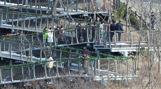 김포 애기봉 관광객 급증… 평일엔 3배, 주말엔 8배 증가
