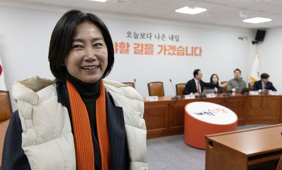 언쟁 중 대표실 향하는 허은아