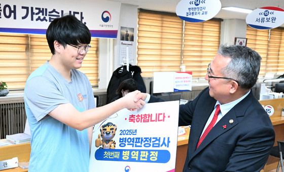 김종철 병무청장에게 축하 받는 현역 입영대상자