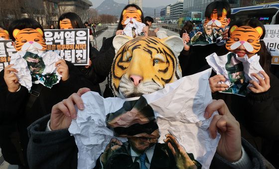 '윤석열 물어갑니다'