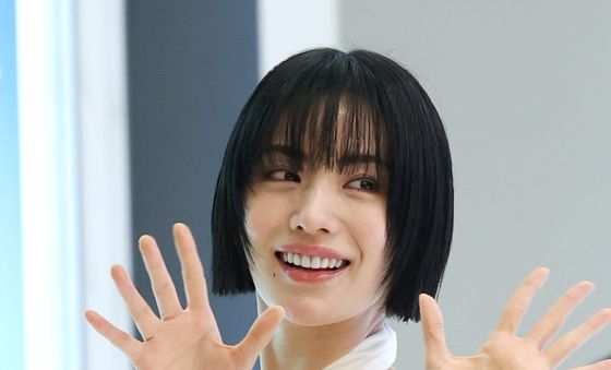 나나, 아찔한 인사