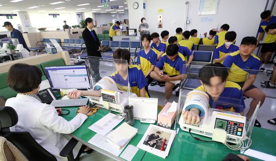 신체검사 받는 입영대상자들