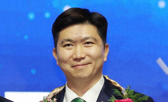 대한체육회 회장 당선증 든 유승민