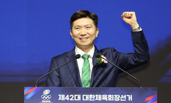 주먹 불끈 쥔 유승민