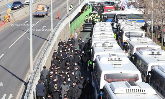 관저에서 철수하는 공수처와 경찰