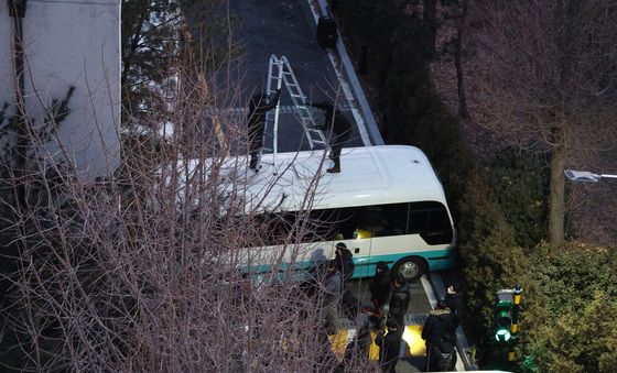 사다리로 차벽 돌파하는 공조수사본부