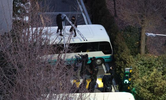 사다리로 체포 작전 펼치는 공조수사본부