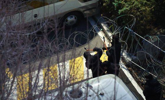 관저 철조망 자르는 공조수사본부