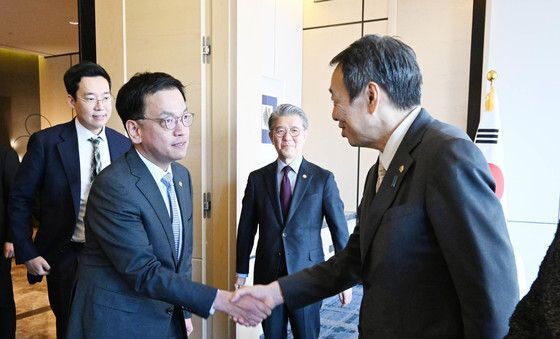 일본 대사와 인사 나누는 최상목 권한대행