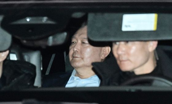 굳은 표정으로 공수처 나서는 윤석열 대통령